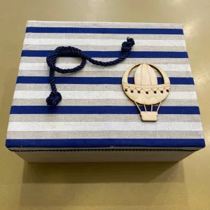 Χειροποίητο ξύλινο κουτί για μαρτυρικά ριγέ αερόστατο | Μαρτυρικά και Κουτί Μαρτυρικών στο Vaptisi-online.gr